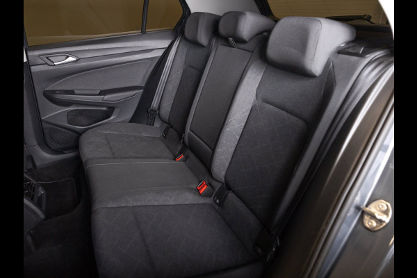 Volkswagen Golf 1.0 TSI Life / 110pk / Stoel en stuur verwarming / Achteruitrij camera / Navigatie /