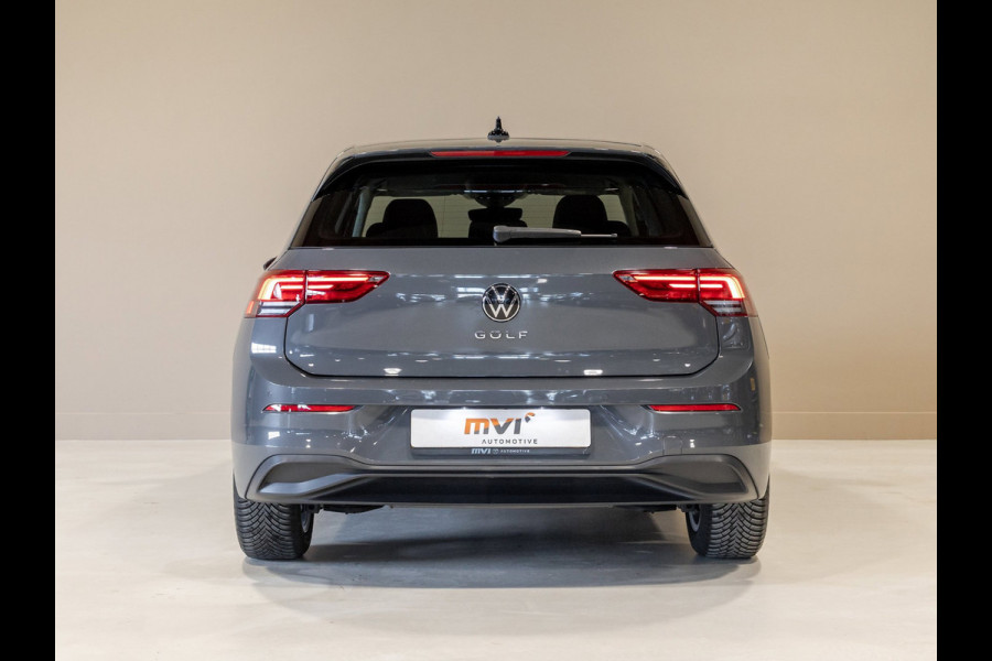 Volkswagen Golf 1.0 TSI Life / 110pk / Stoel en stuur verwarming / Achteruitrij camera / Navigatie /