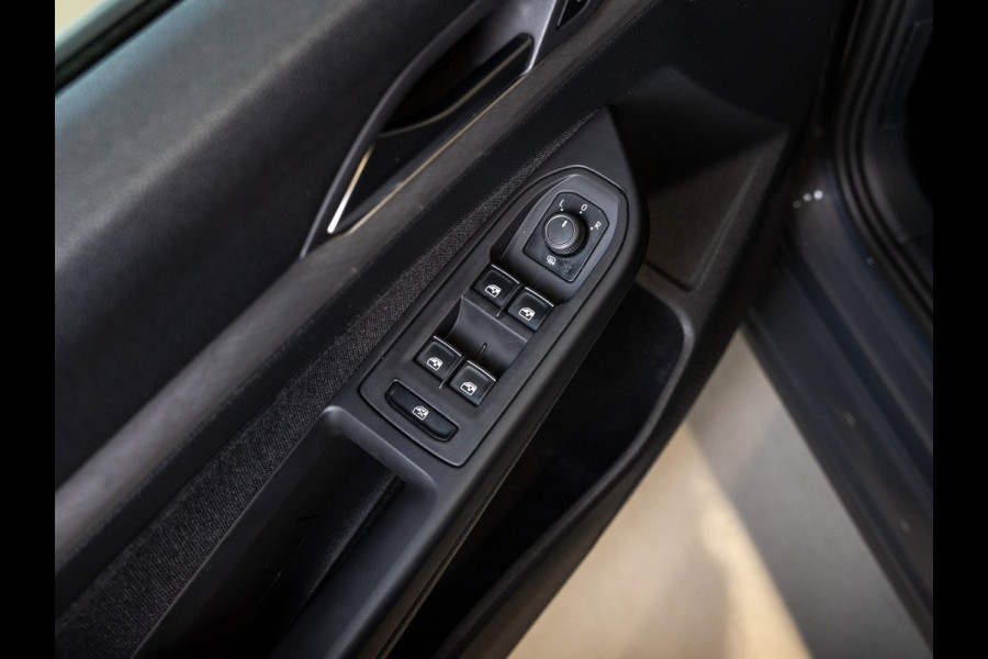 Volkswagen Golf 1.0 TSI Life / 110pk / Stoel en stuur verwarming / Achteruitrij camera / Navigatie /