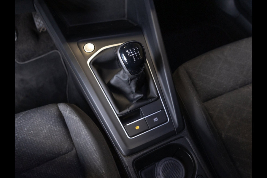 Volkswagen Golf 1.0 TSI Life / 110pk / Stoel en stuur verwarming / Achteruitrij camera / Navigatie /