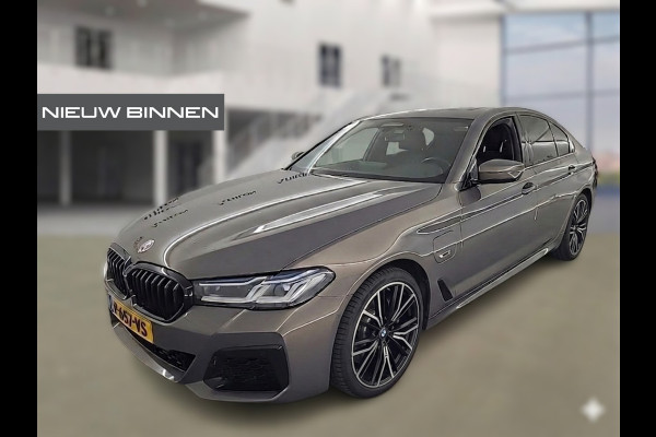 BMW 5 Serie 520e Business Edition Plus M Sport | M Performance | Alvitgrau | Panoramadak | Laser | Stoelverwarming | Stuurverwarming | Camera | Adaptive Cruise Control | Apple Carplay | Navigatie | Elektrische Stoelen |