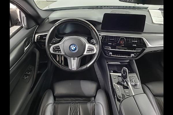 BMW 5 Serie 520e Business Edition Plus M Sport | M Performance | Alvitgrau | Panoramadak | Laser | Stoelverwarming | Stuurverwarming | Camera | Adaptive Cruise Control | Apple Carplay | Navigatie | Elektrische Stoelen |