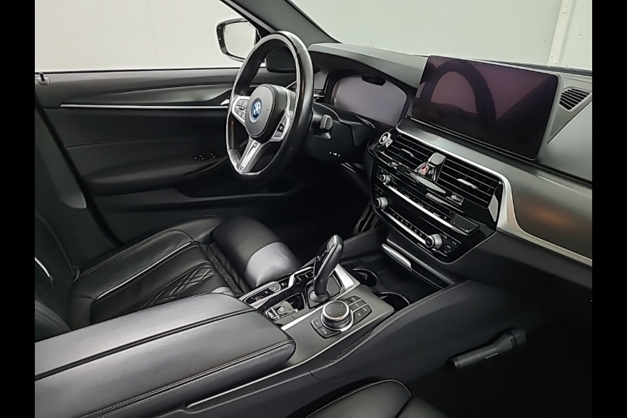 BMW 5 Serie 520e Business Edition Plus M Sport | M Performance | Alvitgrau | Panoramadak | Laser | Stoelverwarming | Stuurverwarming | Camera | Adaptive Cruise Control | Apple Carplay | Navigatie | Elektrische Stoelen |
