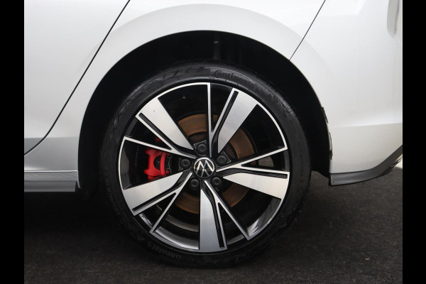 Volkswagen Golf 1.4 eHybrid GTE | SOH 92,6% | Stoelverwarming | Trekhaak | Carplay | Adaptive cruise | 18'' | Sportstoelen | Navigatie | Sfeerverlichting | Climate control | Parkeerhulp | PHEV | Plug In