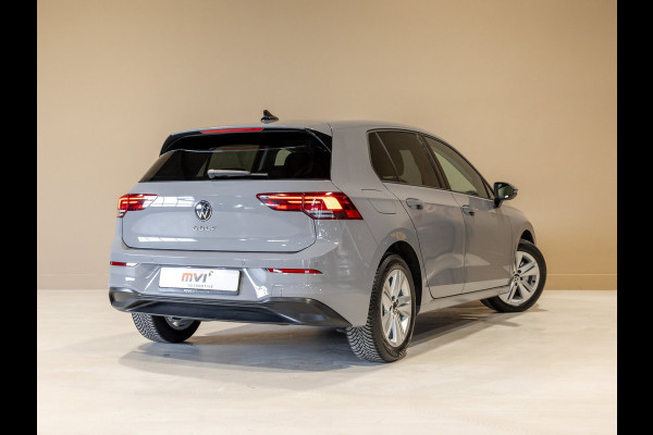 Volkswagen Golf 1.0 TSI Life / 110pk / Adaptieve cruise control / Apple CarPlay / Getint glas /