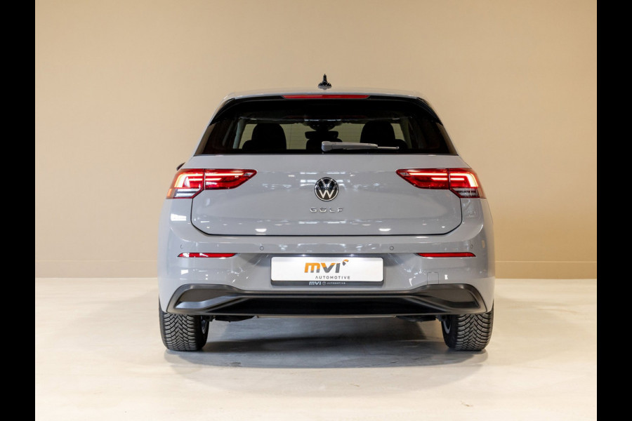 Volkswagen Golf 1.0 TSI Life / 110pk / Adaptieve cruise control / Apple CarPlay / Getint glas /