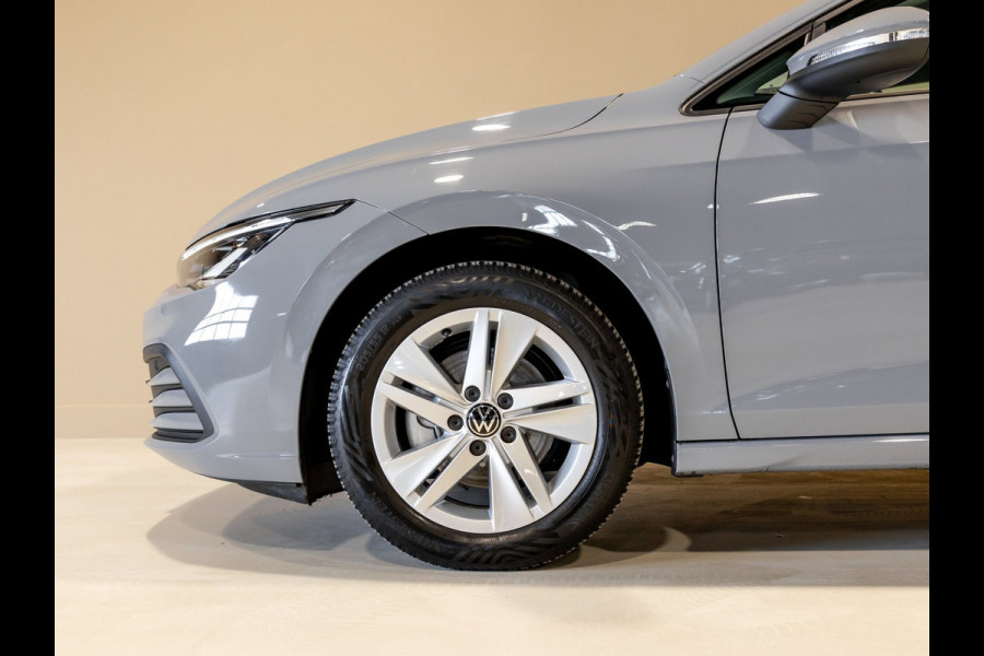 Volkswagen Golf 1.0 TSI Life / 110pk / Adaptieve cruise control / Apple CarPlay / Getint glas /