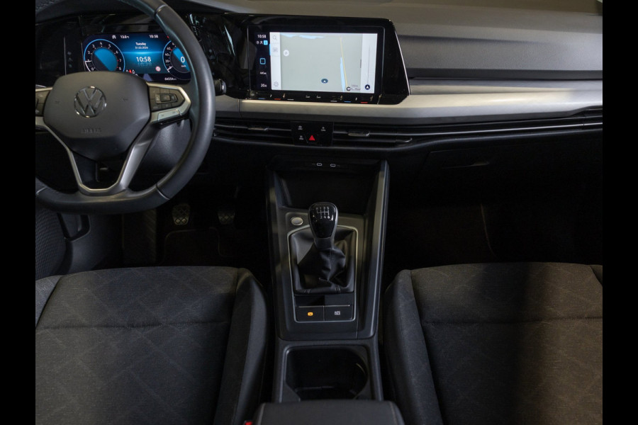 Volkswagen Golf 1.0 TSI Life / 110pk / Adaptieve cruise control / Apple CarPlay / Getint glas /