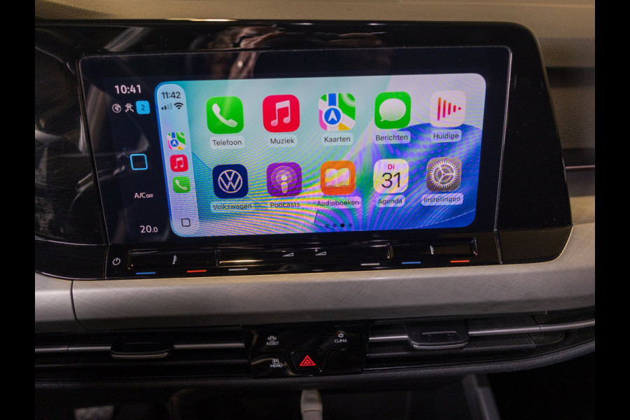 Volkswagen Golf 1.0 TSI Life / 110pk / Adaptieve cruise control / Apple CarPlay / Getint glas /
