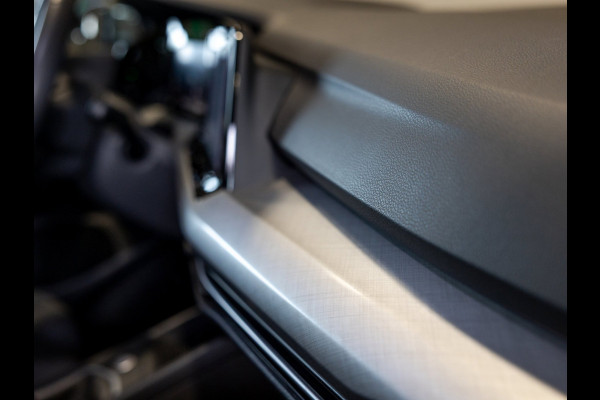 Volkswagen Golf 1.0 TSI Life / 110pk / Adaptieve cruise control / Apple CarPlay / Getint glas /