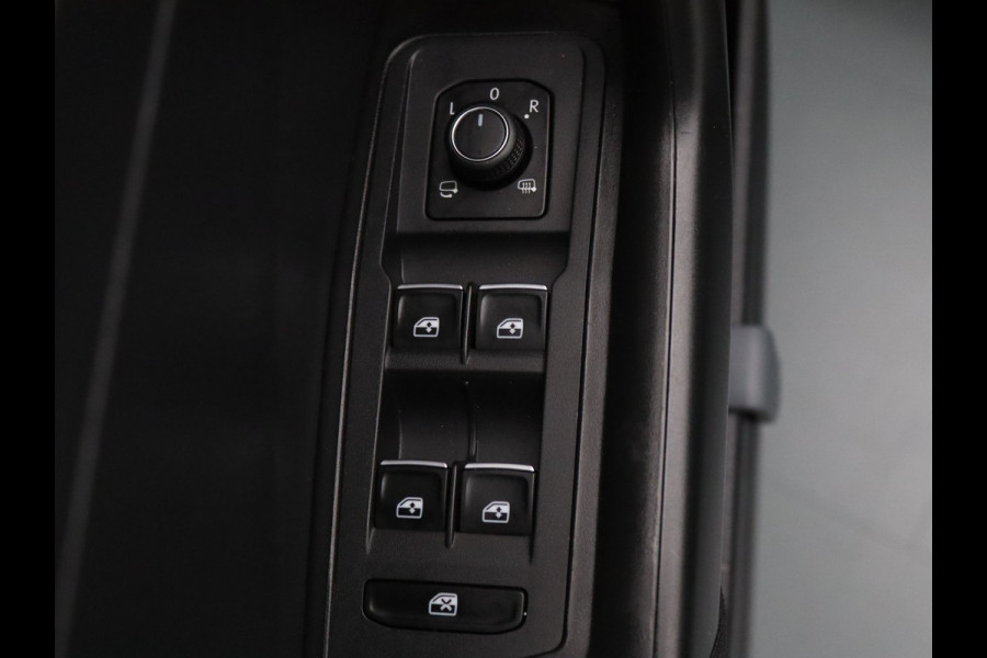 Volkswagen T-Roc TSI Style Business 115pk Adapt. Cruise | Carplay | Navi | Parkeersens. v+a
