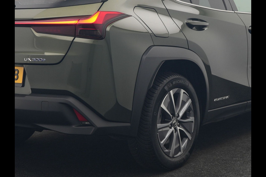 Lexus UX 300e Business 54 kWh 204pk Dealer O.H. | Adaptive Cruise | Camera | LED Koplampen | Lane Assist | Alcantara Sportstoelen | Virtual | DAB |