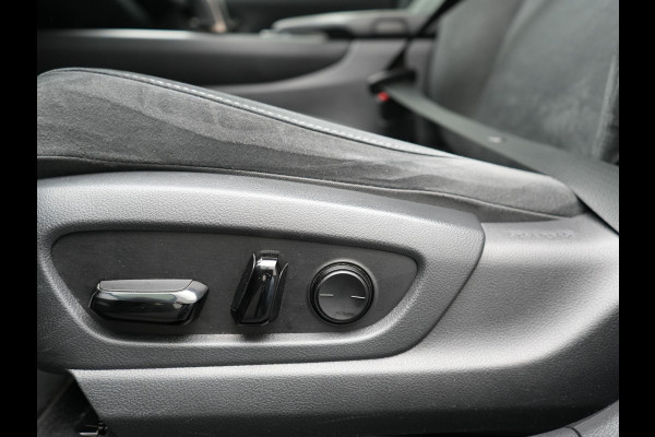 Lexus UX 300e Business 54 kWh 204pk Dealer O.H. | Adaptive Cruise | Camera | LED Koplampen | Lane Assist | Alcantara Sportstoelen | Virtual | DAB |