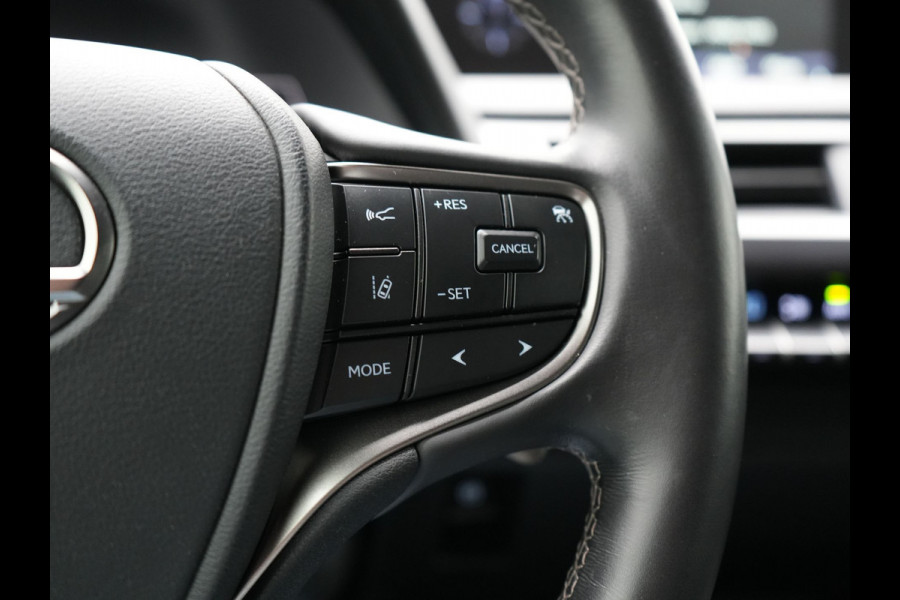 Lexus UX 300e Business 54 kWh 204pk Dealer O.H. | Adaptive Cruise | Camera | LED Koplampen | Lane Assist | Alcantara Sportstoelen | Virtual | DAB |