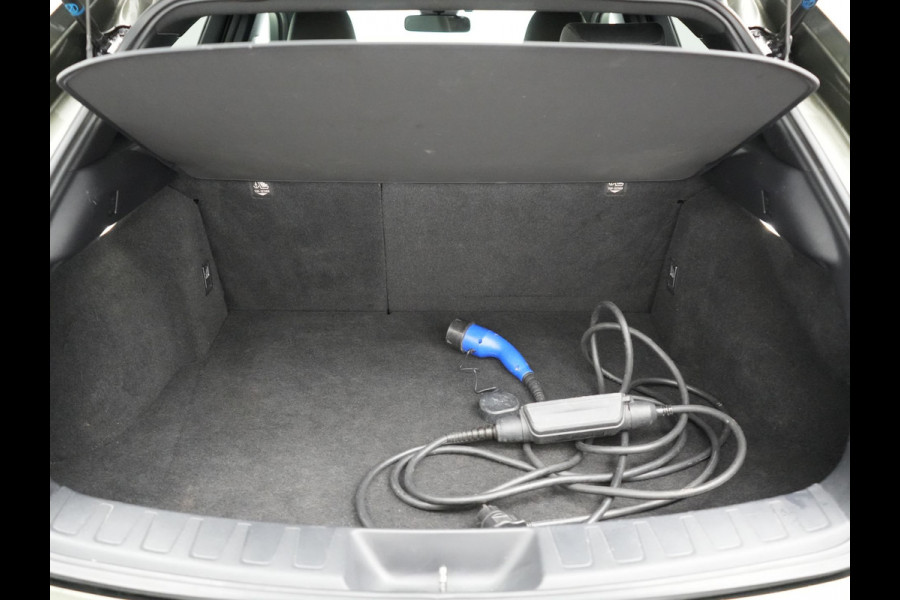 Lexus UX 300e Business 54 kWh 204pk Dealer O.H. | Adaptive Cruise | Camera | LED Koplampen | Lane Assist | Alcantara Sportstoelen | Virtual | DAB |