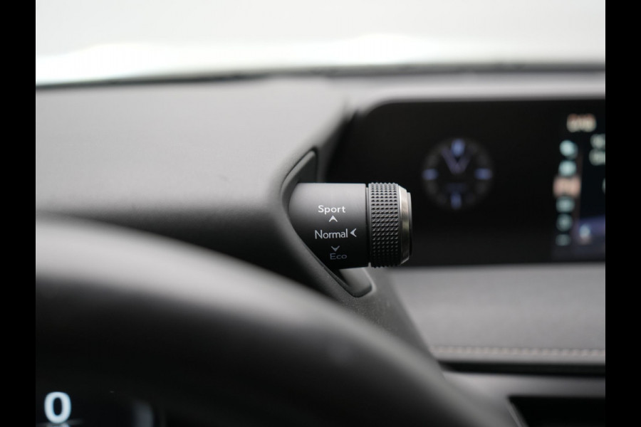 Lexus UX 300e Business 54 kWh 204pk Dealer O.H. | Adaptive Cruise | Camera | LED Koplampen | Lane Assist | Alcantara Sportstoelen | Virtual | DAB |