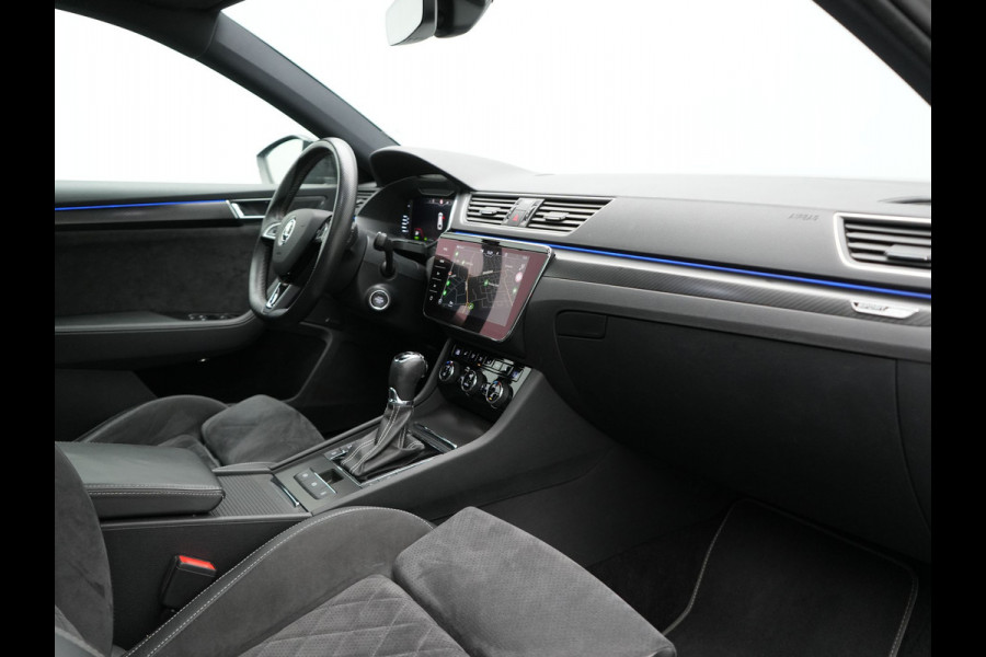 Škoda Superb Combi 1.4 TSI iV Sportline Business PHEV 218pk Dealer O.H. | Trekhaak Af Fabriek | Panodak | Adaptive Cruise | Camera | Alcantara Sportstoelen Verwarmd | Sfeerverlichting | Keyless | Stuur Verwarmd | Blis | Plug In Hybrid |