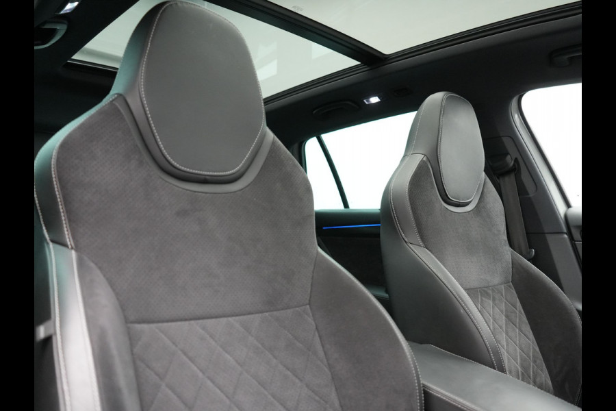 Škoda Superb Combi 1.4 TSI iV Sportline Business PHEV 218pk Dealer O.H. | Trekhaak Af Fabriek | Panodak | Adaptive Cruise | Camera | Alcantara Sportstoelen Verwarmd | Sfeerverlichting | Keyless | Stuur Verwarmd | Blis | Plug In Hybrid |