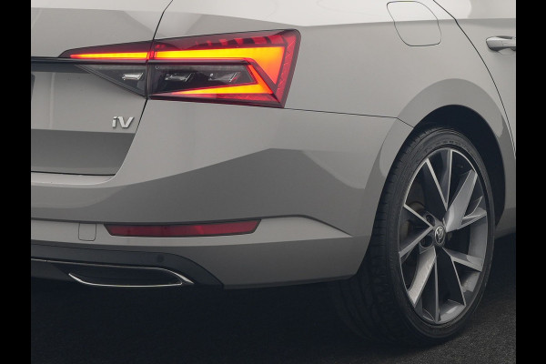 Škoda Superb Combi 1.4 TSI iV Sportline Business PHEV 218pk Dealer O.H. | Trekhaak Af Fabriek | Panodak | Adaptive Cruise | Camera | Alcantara Sportstoelen Verwarmd | Sfeerverlichting | Keyless | Stuur Verwarmd | Blis | Plug In Hybrid |