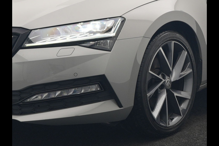 Škoda Superb Combi 1.4 TSI iV Sportline Business PHEV 218pk Dealer O.H. | Trekhaak Af Fabriek | Panodak | Adaptive Cruise | Camera | Alcantara Sportstoelen Verwarmd | Sfeerverlichting | Keyless | Stuur Verwarmd | Blis | Plug In Hybrid |