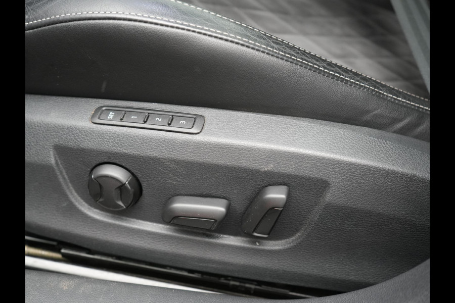 Škoda Superb Combi 1.4 TSI iV Sportline Business PHEV 218pk Dealer O.H. | Trekhaak Af Fabriek | Panodak | Adaptive Cruise | Camera | Alcantara Sportstoelen Verwarmd | Sfeerverlichting | Keyless | Stuur Verwarmd | Blis | Plug In Hybrid |