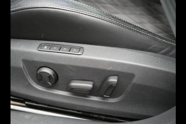 Škoda Superb Combi 1.4 TSI iV Sportline Business PHEV 218pk Dealer O.H. | Trekhaak Af Fabriek | Panodak | Adaptive Cruise | Camera | Alcantara Sportstoelen Verwarmd | Sfeerverlichting | Keyless | Stuur Verwarmd | Blis | Plug In Hybrid |