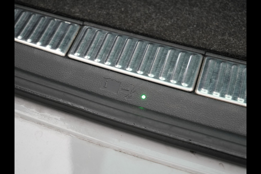 Škoda Superb Combi 1.4 TSI iV Sportline Business PHEV 218pk Dealer O.H. | Trekhaak Af Fabriek | Panodak | Adaptive Cruise | Camera | Alcantara Sportstoelen Verwarmd | Sfeerverlichting | Keyless | Stuur Verwarmd | Blis | Plug In Hybrid |