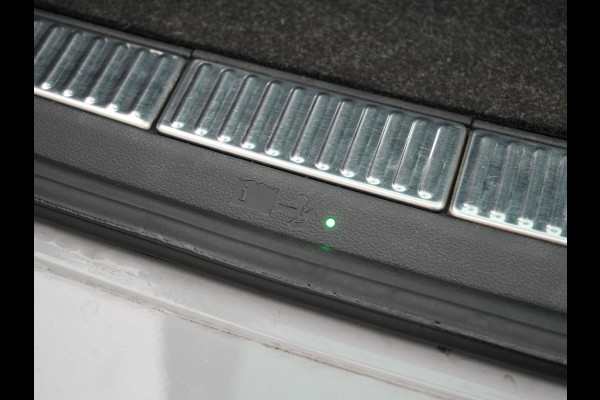 Škoda Superb Combi 1.4 TSI iV Sportline Business PHEV 218pk Dealer O.H. | Trekhaak Af Fabriek | Panodak | Adaptive Cruise | Camera | Alcantara Sportstoelen Verwarmd | Sfeerverlichting | Keyless | Stuur Verwarmd | Blis | Plug In Hybrid |