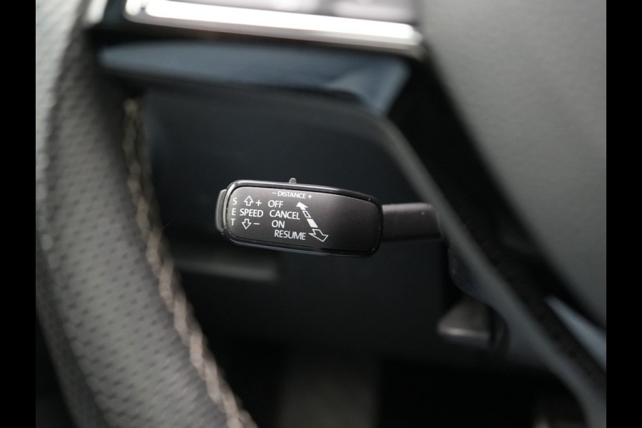 Škoda Superb Combi 1.4 TSI iV Sportline Business PHEV 218pk Dealer O.H. | Trekhaak Af Fabriek | Panodak | Adaptive Cruise | Camera | Alcantara Sportstoelen Verwarmd | Sfeerverlichting | Keyless | Stuur Verwarmd | Blis | Plug In Hybrid |