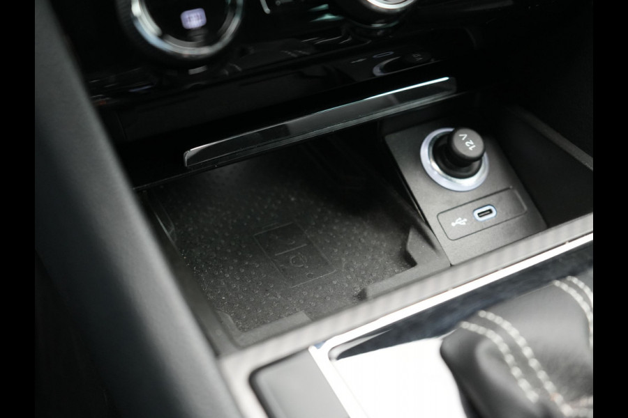 Škoda Superb Combi 1.4 TSI iV Sportline Business PHEV 218pk Dealer O.H. | Trekhaak Af Fabriek | Panodak | Adaptive Cruise | Camera | Alcantara Sportstoelen Verwarmd | Sfeerverlichting | Keyless | Stuur Verwarmd | Blis | Plug In Hybrid |