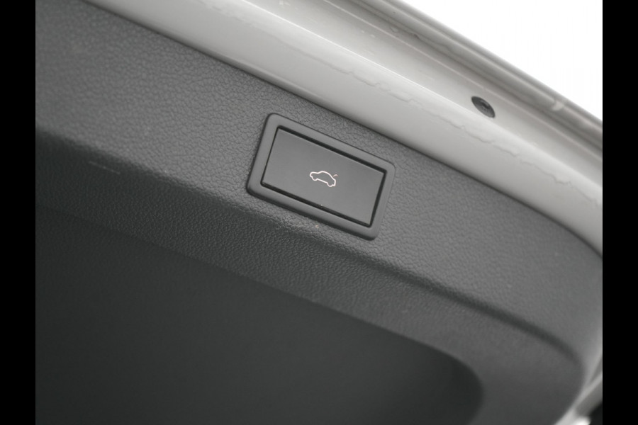 Škoda Superb Combi 1.4 TSI iV Sportline Business PHEV 218pk Dealer O.H. | Trekhaak Af Fabriek | Panodak | Adaptive Cruise | Camera | Alcantara Sportstoelen Verwarmd | Sfeerverlichting | Keyless | Stuur Verwarmd | Blis | Plug In Hybrid |