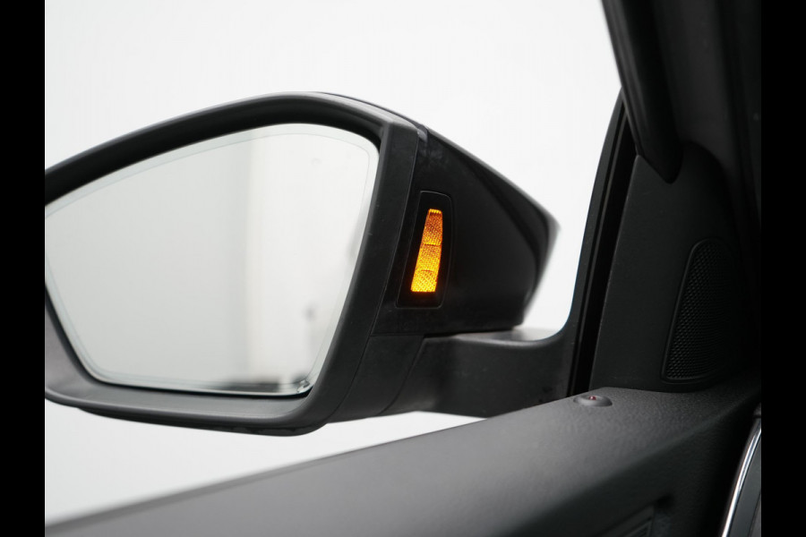 Škoda Superb Combi 1.4 TSI iV Sportline Business PHEV 218pk Dealer O.H. | Trekhaak Af Fabriek | Panodak | Adaptive Cruise | Camera | Alcantara Sportstoelen Verwarmd | Sfeerverlichting | Keyless | Stuur Verwarmd | Blis | Plug In Hybrid |