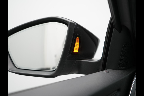 Škoda Superb Combi 1.4 TSI iV Sportline Business PHEV 218pk Dealer O.H. | Trekhaak Af Fabriek | Panodak | Adaptive Cruise | Camera | Alcantara Sportstoelen Verwarmd | Sfeerverlichting | Keyless | Stuur Verwarmd | Blis | Plug In Hybrid |