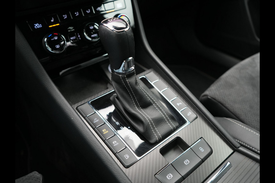Škoda Superb Combi 1.4 TSI iV Sportline Business PHEV 218pk Dealer O.H. | Trekhaak Af Fabriek | Panodak | Adaptive Cruise | Camera | Alcantara Sportstoelen Verwarmd | Sfeerverlichting | Keyless | Stuur Verwarmd | Blis | Plug In Hybrid |