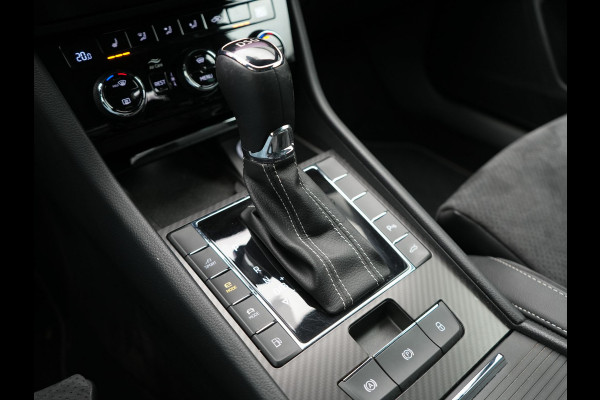 Škoda Superb Combi 1.4 TSI iV Sportline Business PHEV 218pk Dealer O.H. | Trekhaak Af Fabriek | Panodak | Adaptive Cruise | Camera | Alcantara Sportstoelen Verwarmd | Sfeerverlichting | Keyless | Stuur Verwarmd | Blis | Plug In Hybrid |
