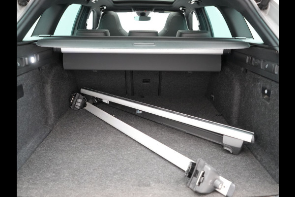 Škoda Superb Combi 1.4 TSI iV Sportline Business PHEV 218pk Dealer O.H. | Trekhaak Af Fabriek | Panodak | Adaptive Cruise | Camera | Alcantara Sportstoelen Verwarmd | Sfeerverlichting | Keyless | Stuur Verwarmd | Blis | Plug In Hybrid |