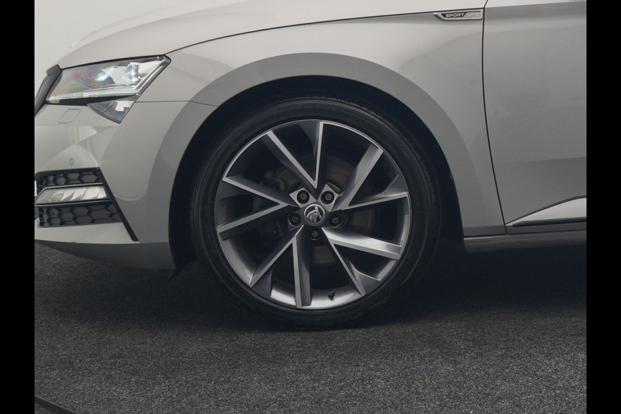 Škoda Superb Combi 1.4 TSI iV Sportline Business PHEV 218pk Dealer O.H. | Trekhaak Af Fabriek | Panodak | Adaptive Cruise | Camera | Alcantara Sportstoelen Verwarmd | Sfeerverlichting | Keyless | Stuur Verwarmd | Blis | Plug In Hybrid |