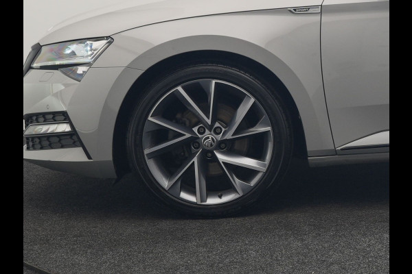 Škoda Superb Combi 1.4 TSI iV Sportline Business PHEV 218pk Dealer O.H. | Trekhaak Af Fabriek | Panodak | Adaptive Cruise | Camera | Alcantara Sportstoelen Verwarmd | Sfeerverlichting | Keyless | Stuur Verwarmd | Blis | Plug In Hybrid |