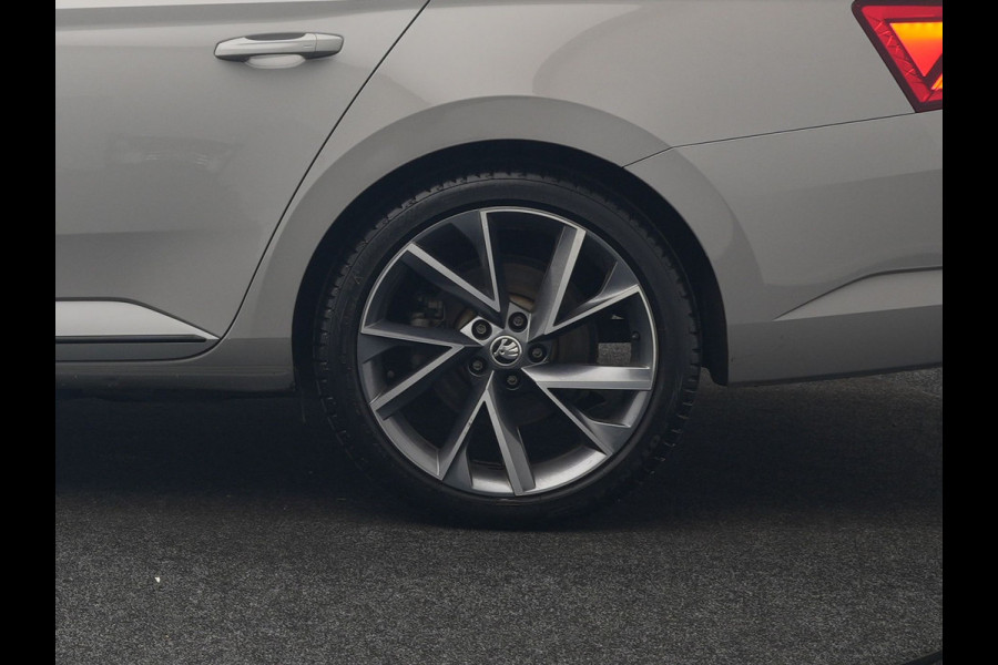 Škoda Superb Combi 1.4 TSI iV Sportline Business PHEV 218pk Dealer O.H. | Trekhaak Af Fabriek | Panodak | Adaptive Cruise | Camera | Alcantara Sportstoelen Verwarmd | Sfeerverlichting | Keyless | Stuur Verwarmd | Blis | Plug In Hybrid |