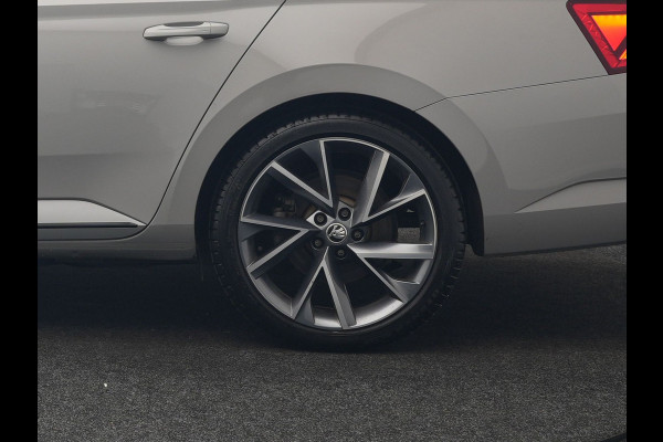 Škoda Superb Combi 1.4 TSI iV Sportline Business PHEV 218pk Dealer O.H. | Trekhaak Af Fabriek | Panodak | Adaptive Cruise | Camera | Alcantara Sportstoelen Verwarmd | Sfeerverlichting | Keyless | Stuur Verwarmd | Blis | Plug In Hybrid |