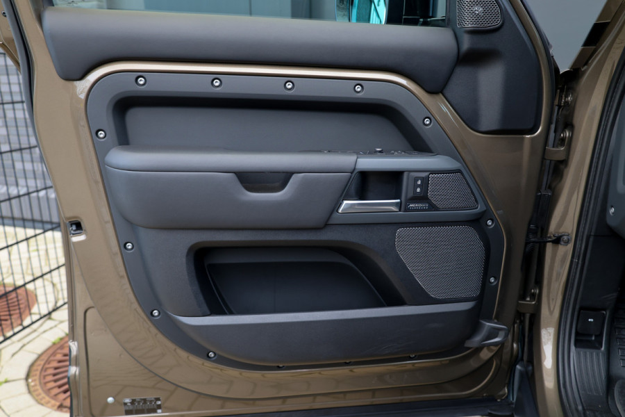 Land Rover Defender 110 3.0 P400 110 X . | NAP | FULL OPTION! | €153.798 NP! | 22'' URBAN | MERIDIAN SURROUND | STANDKACHEL | ELEK TREKHAAK |