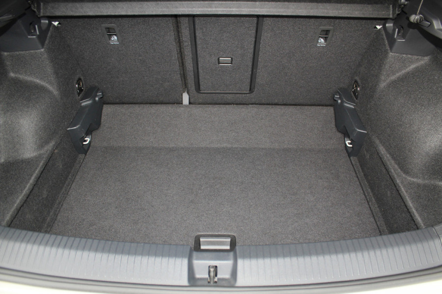 Volkswagen T-Roc 1.5-150pk R-Line Edition DSG-AUTOMAAT ! Gun u het comfort van een automaat ! Slechts 19.000km ! Stoel- en voorraamverw., IQ-light, Adaptieve cruise cntrl, Navigatie by Apple Carplay/Android auto, Autm. airco dual, Camera, Elektr. achterklep etc.