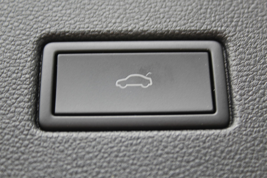 Volkswagen T-Roc 1.5-150pk R-Line Edition DSG-AUTOMAAT ! Gun u het comfort van een automaat ! Slechts 19.000km ! Stoel- en voorraamverw., IQ-light, Adaptieve cruise cntrl, Navigatie by Apple Carplay/Android auto, Autm. airco dual, Camera, Elektr. achterklep etc.