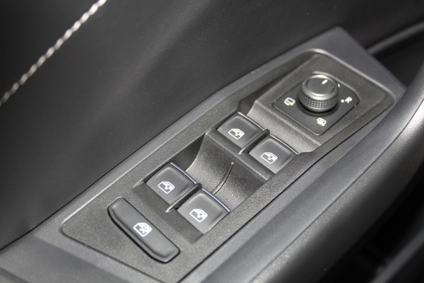 Volkswagen T-Roc 1.5-150pk R-Line Edition DSG-AUTOMAAT ! Gun u het comfort van een automaat ! Slechts 19.000km ! Stoel- en voorraamverw., IQ-light, Adaptieve cruise cntrl, Navigatie by Apple Carplay/Android auto, Autm. airco dual, Camera, Elektr. achterklep etc.