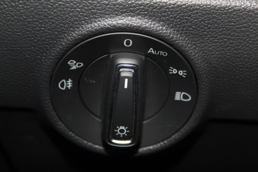 Volkswagen T-Roc 1.5-150pk R-Line Edition DSG-AUTOMAAT ! Gun u het comfort van een automaat ! Slechts 19.000km ! Stoel- en voorraamverw., IQ-light, Adaptieve cruise cntrl, Navigatie by Apple Carplay/Android auto, Autm. airco dual, Camera, Elektr. achterklep etc.