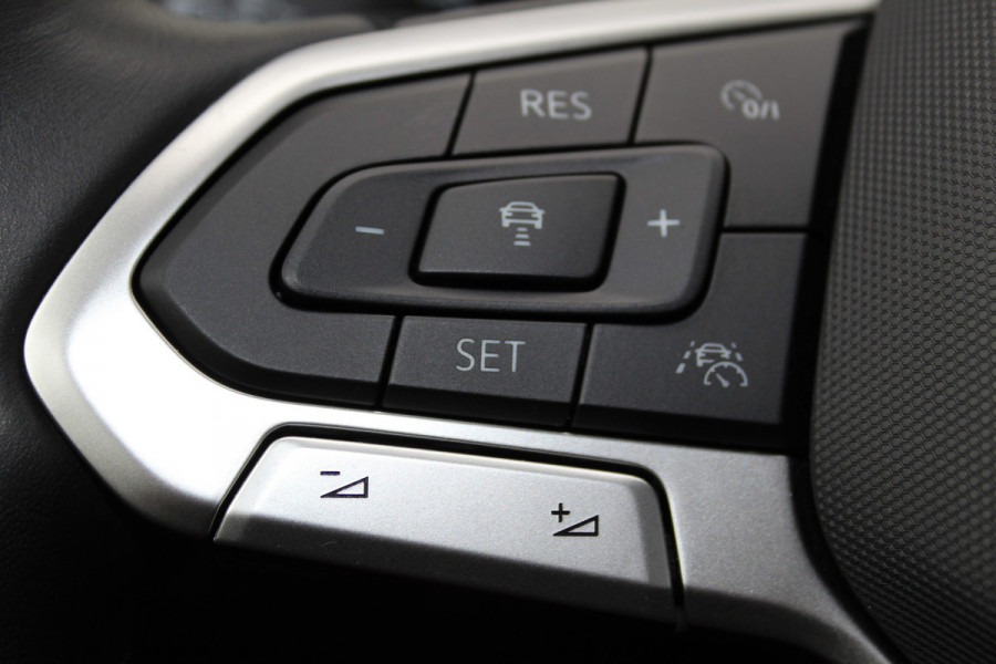 Volkswagen T-Roc 1.5-150pk R-Line Edition DSG-AUTOMAAT ! Gun u het comfort van een automaat ! Slechts 19.000km ! Stoel- en voorraamverw., IQ-light, Adaptieve cruise cntrl, Navigatie by Apple Carplay/Android auto, Autm. airco dual, Camera, Elektr. achterklep etc.