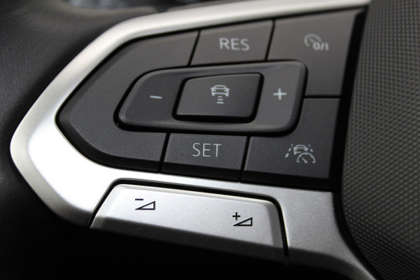 Volkswagen T-Roc 1.5-150pk R-Line Edition DSG-AUTOMAAT ! Gun u het comfort van een automaat ! Slechts 19.000km ! Stoel- en voorraamverw., IQ-light, Adaptieve cruise cntrl, Navigatie by Apple Carplay/Android auto, Autm. airco dual, Camera, Elektr. achterklep etc.