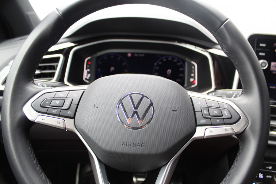 Volkswagen T-Roc 1.5-150pk R-Line Edition DSG-AUTOMAAT ! Gun u het comfort van een automaat ! Slechts 19.000km ! Stoel- en voorraamverw., IQ-light, Adaptieve cruise cntrl, Navigatie by Apple Carplay/Android auto, Autm. airco dual, Camera, Elektr. achterklep etc.