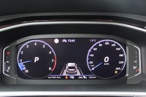 Volkswagen T-Roc 1.5-150pk R-Line Edition DSG-AUTOMAAT ! Gun u het comfort van een automaat ! Slechts 19.000km ! Stoel- en voorraamverw., IQ-light, Adaptieve cruise cntrl, Navigatie by Apple Carplay/Android auto, Autm. airco dual, Camera, Elektr. achterklep etc.