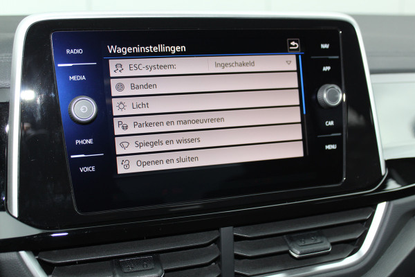 Volkswagen T-Roc 1.5-150pk R-Line Edition DSG-AUTOMAAT ! Gun u het comfort van een automaat ! Slechts 19.000km ! Stoel- en voorraamverw., IQ-light, Adaptieve cruise cntrl, Navigatie by Apple Carplay/Android auto, Autm. airco dual, Camera, Elektr. achterklep etc.